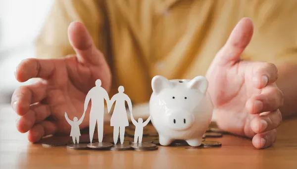 پگی بینک کے آگے فیملی پیپر چین