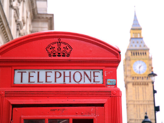 Cabina telefónica británica con el Big Ben al fondo