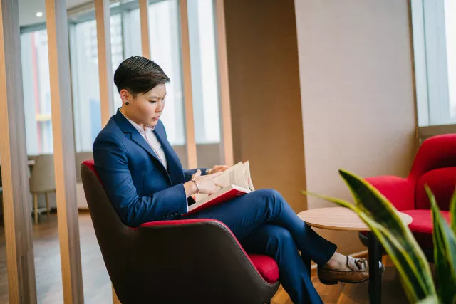 Un homme d'affaires était assis sur une chaise avec un livre