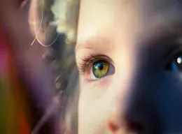 Enfant aux grands yeux verts