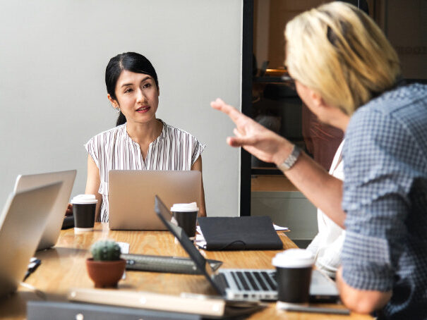 Empreendedorismo em sessão de brainstorming na mesa de trabalho