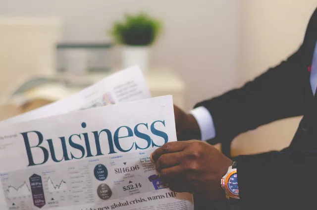 Un homme tient un journal d'affaires