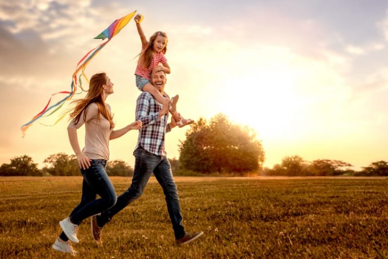 Mamá y papá corriendo con su hija