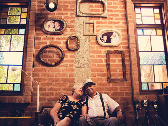 Una pareja de ancianos se acurruca en un banco