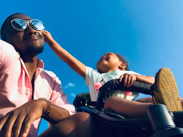Parent et enfant s'amusent