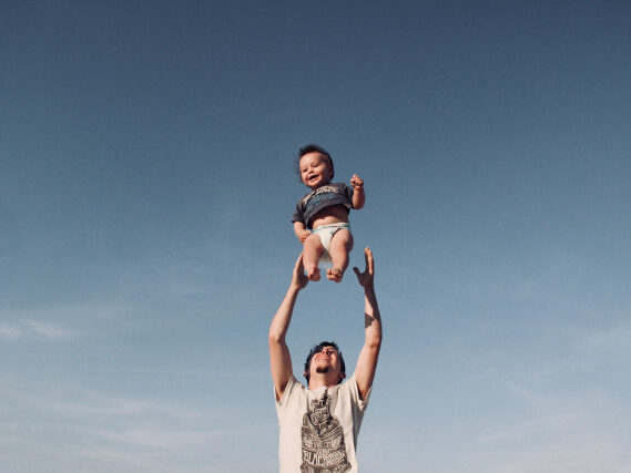 Padre jugando con el niño
