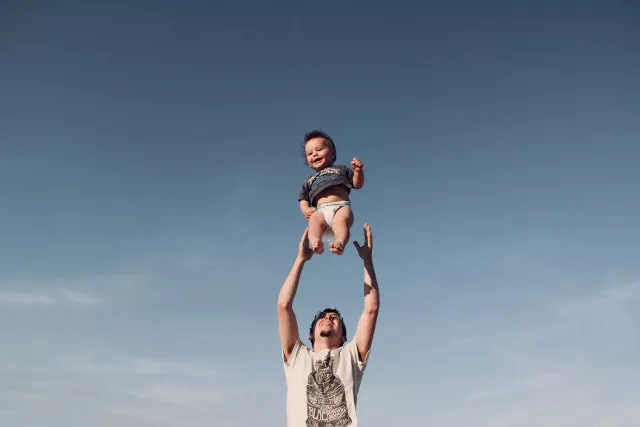 Un parent joue avec son enfant