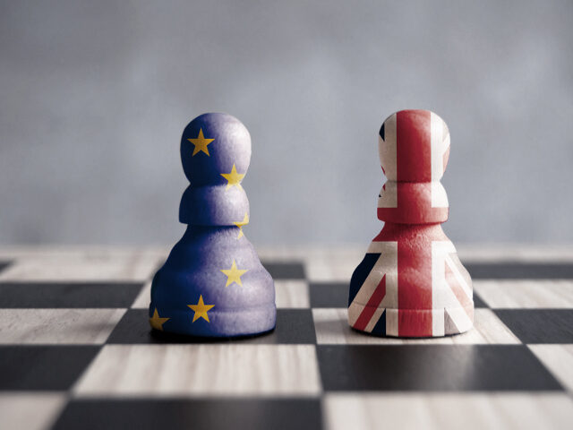 Dos peones de ajedrez con banderas de la UE y la Union Jack