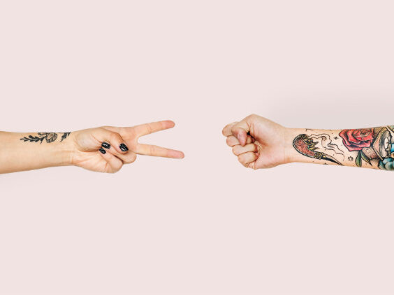 Dos personas jugando a piedra, papel o tijera