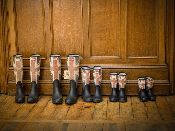 Botas de agua de varios tamaños con la bandera británica