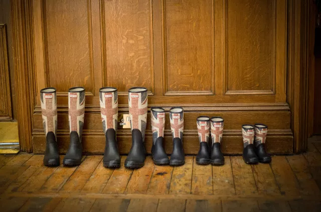 Bottes Wellington de différentes tailles avec des drapeaux britanniques