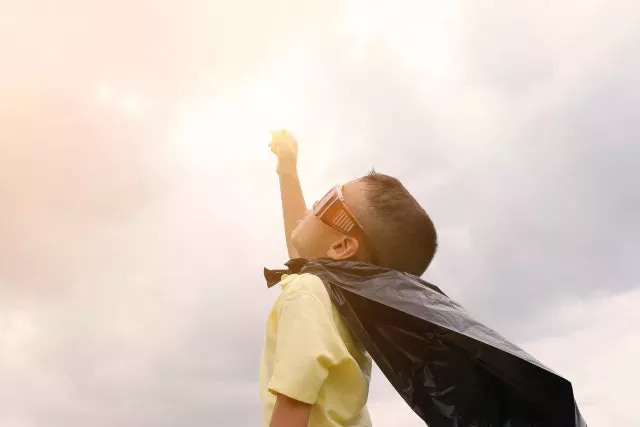 Niño disfrazado de superhéroe