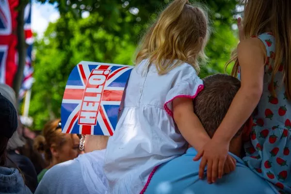 Niño sosteniendo la bandera británica