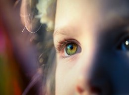 Niño con grandes ojos verdes