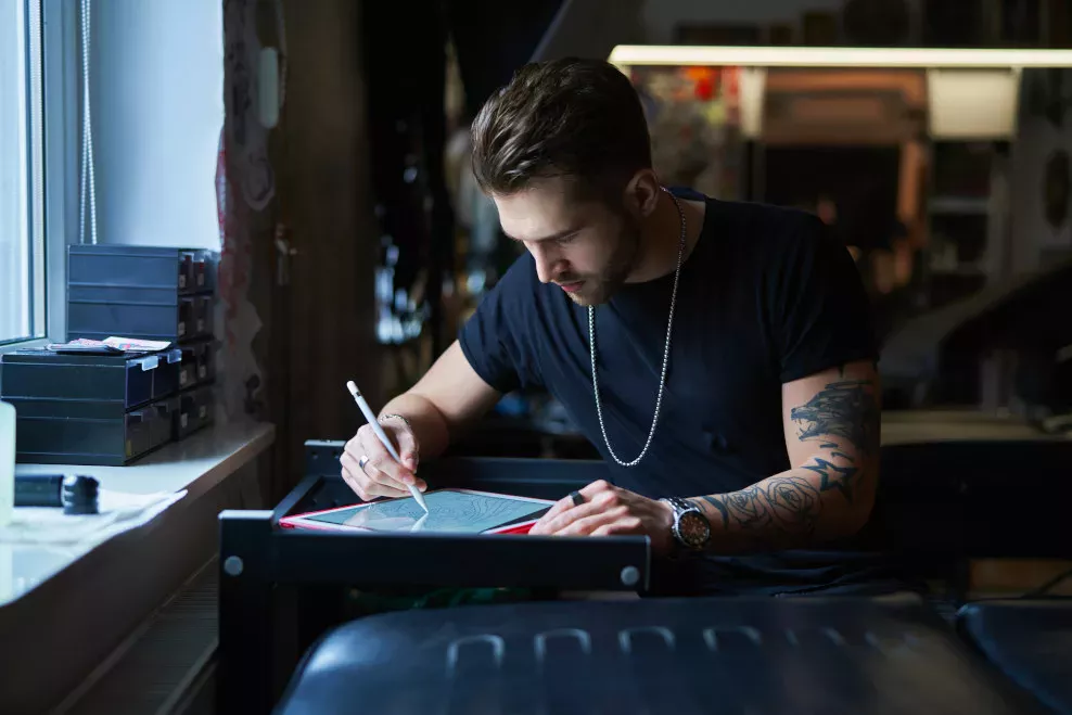 Artista digital desenhando em tablet