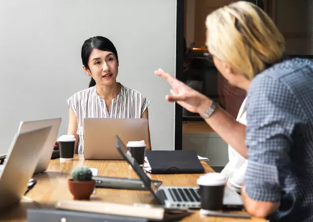 Empreendedorismo em sessão de brainstorming na mesa de trabalho