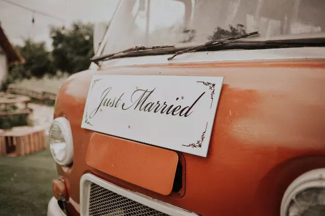 Panneau « Just Married » sur le devant d'une petite voiture