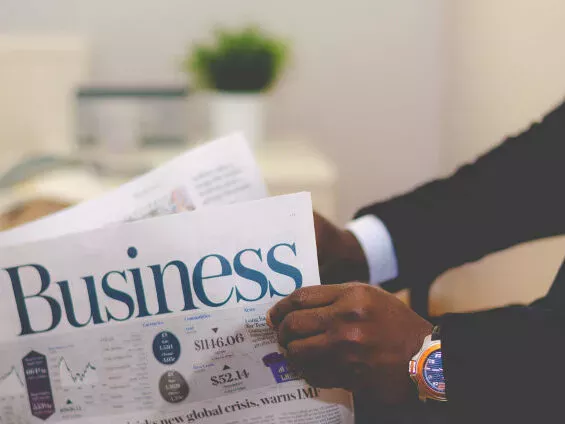 Un homme tient un journal d'affaires