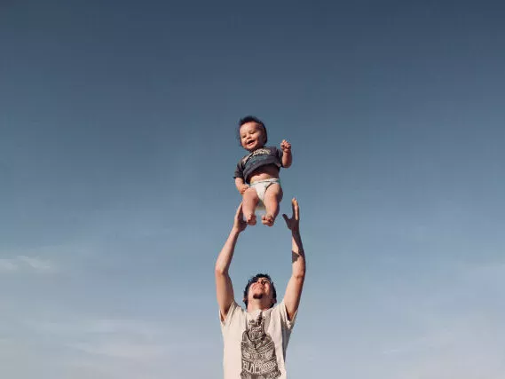Padre jugando con el niño
