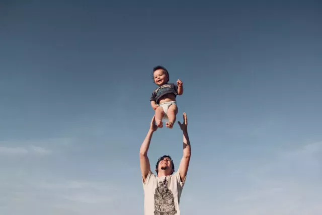 Pai brincando com o filho