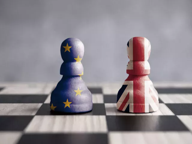 Dos peones de ajedrez con banderas de la UE y la Union Jack
