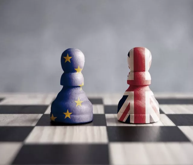Deux pions d'échecs ornés des drapeaux de l'UE et de l'Union Jack