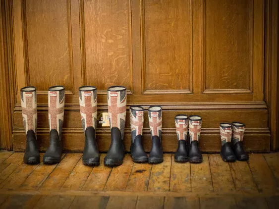 Botas de agua de varios tamaños con la bandera británica