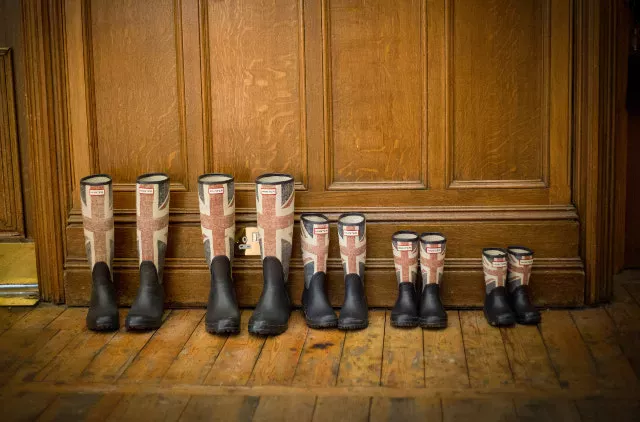 Botas de agua de varios tamaños con la bandera británica
