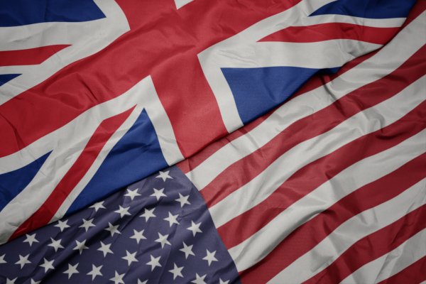 Banderas del Reino Unido y de Estados Unidos