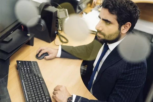 Amrit da OTB trabalhando no computador