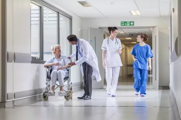Médecins à l'hôpital avec un patient