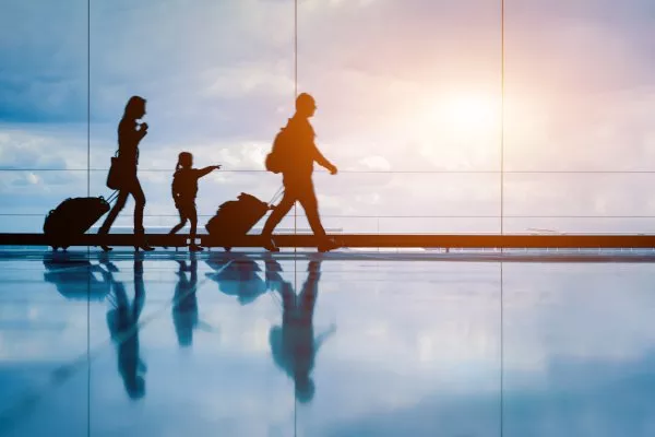 Familia en el aeropuerto