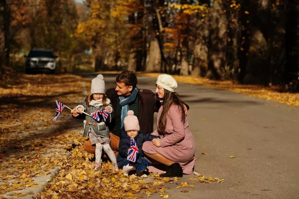 Familia sosteniendo banderas británicas