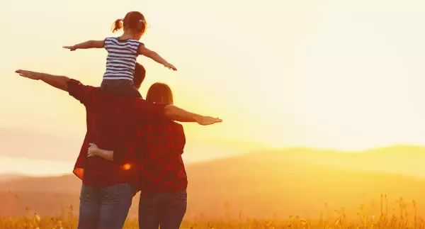 Famille avec un enfant sur les épaules du père