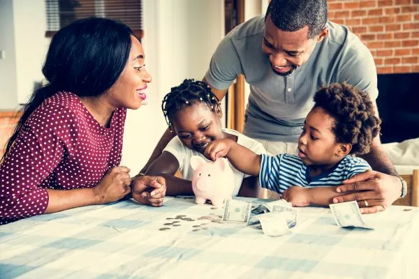 Família com dois filhos economizando dinheiro