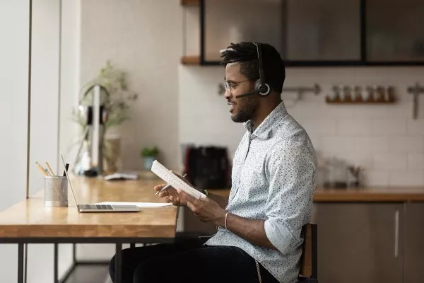 Hombre en un escritorio con auriculares