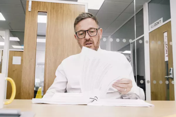 Marcus revisando a documentação