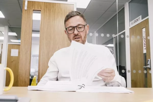 Marcus revisando a documentação