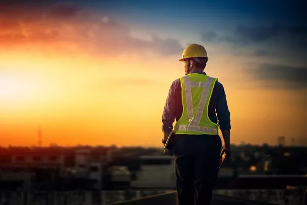 Travailleur qualifié britannique au coucher du soleil