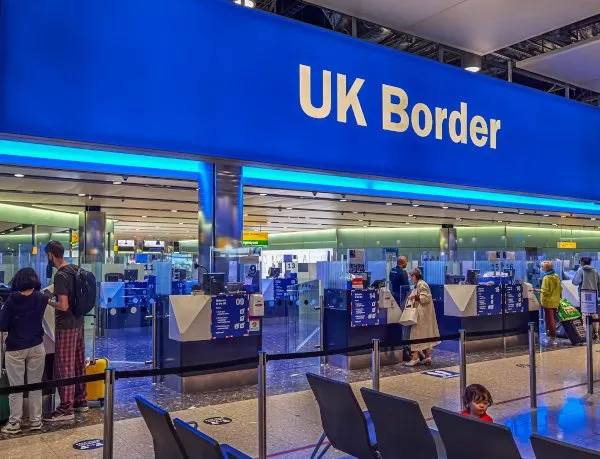 Rétablir l'ordre et le contrôle dans l'immigration au Royaume-Uni. Cet article de blog et la photo montrent la frontière d'un aéroport britannique