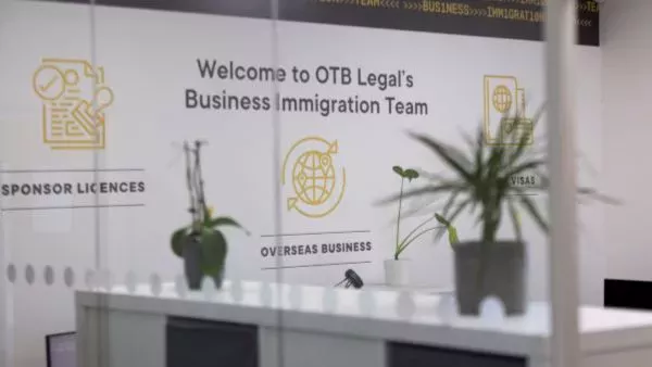 Decoración de pared para el equipo de inmigración empresarial en la oficina. Consulta premium sobre inmigración empresarial