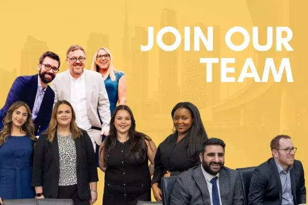 Offre d'emploi de juriste à Londres. Rejoignez notre équipe ! (Affiche avec le personnel d'OTB Legal)