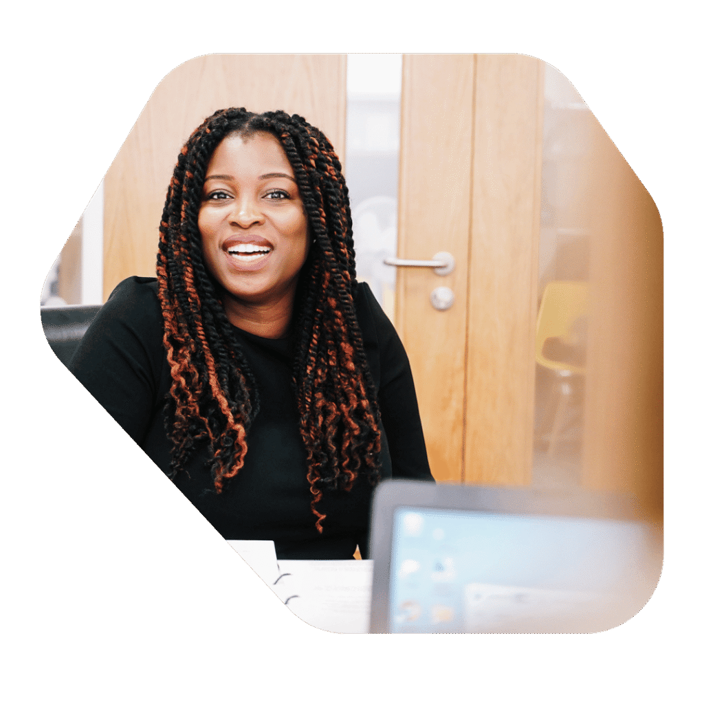 Avocate en immigration à Luton, femme souriante
