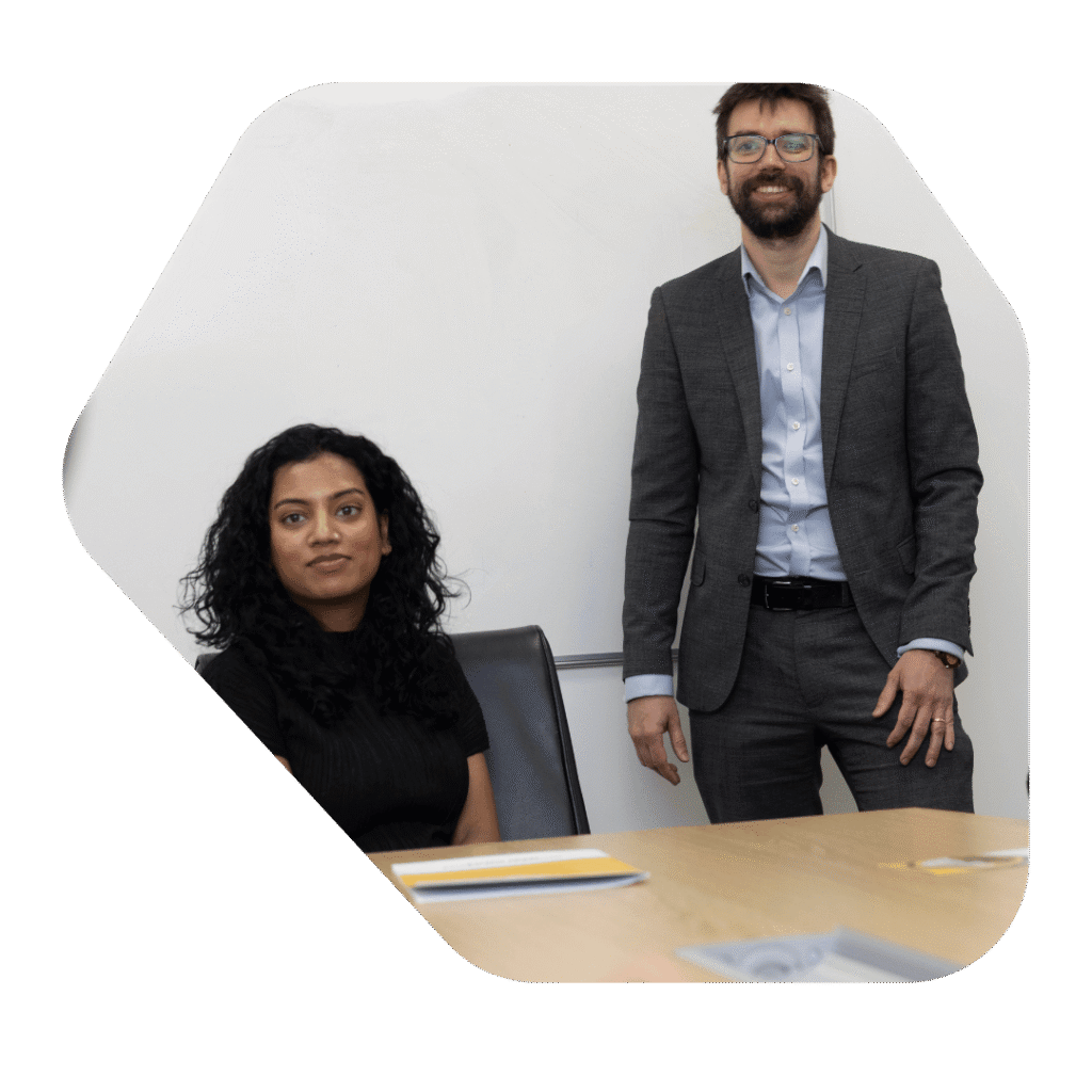 Avocate en immigration (homme et femme) à Maidstone lors d'une réunion