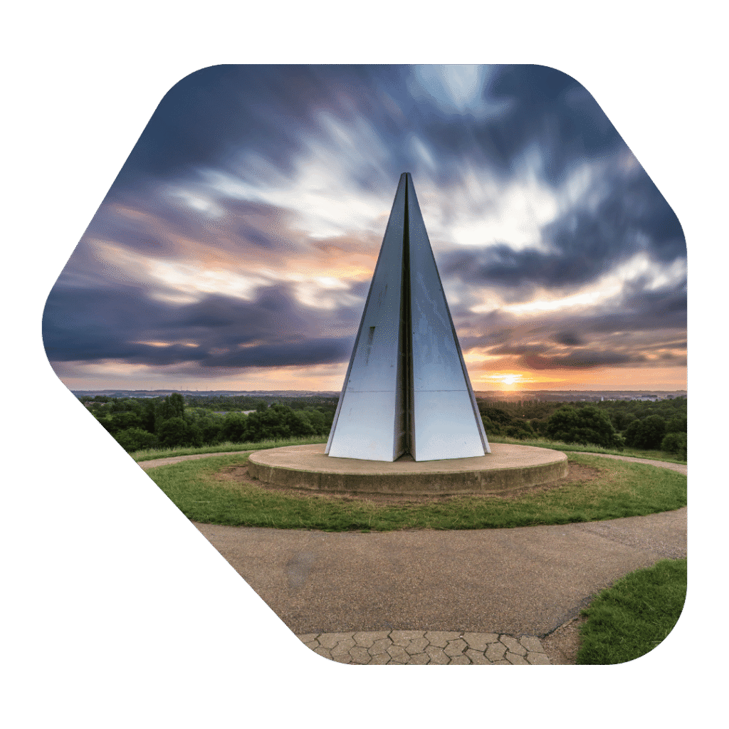 Vista de uma escultura em Milton Keynes. Advogado de Imigração em Milton Keynes