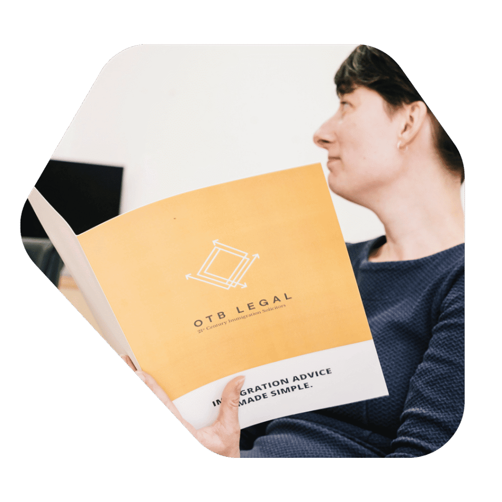 L'avocat en immigration Sale lit une brochure juridique d'OTB Legal