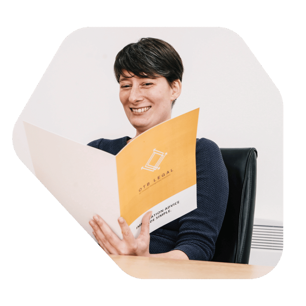 Avocat en immigration à Scunthorpe tenant une brochure d'OTB Legal